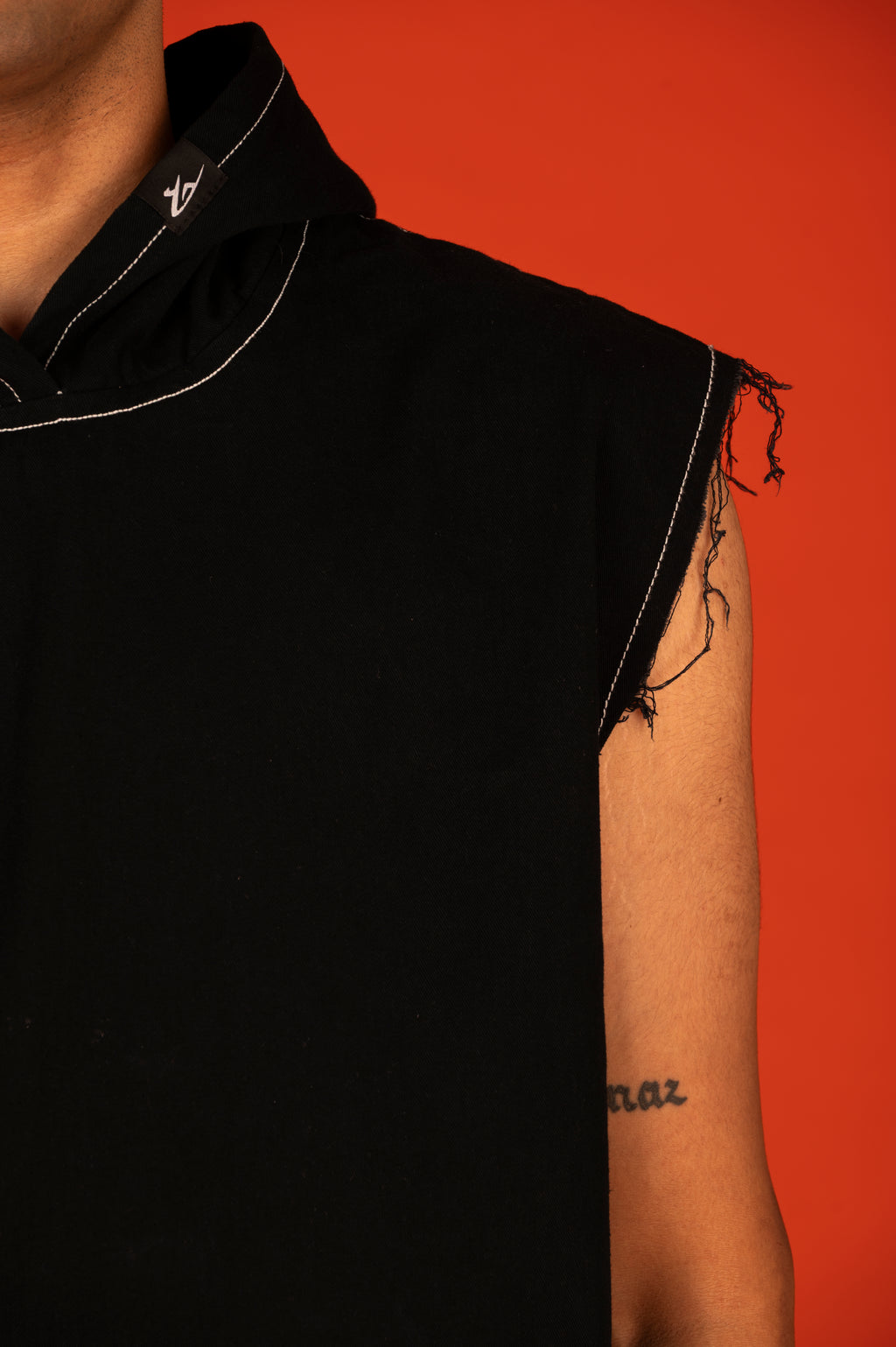 SHREDDED HOOD IN BLACK