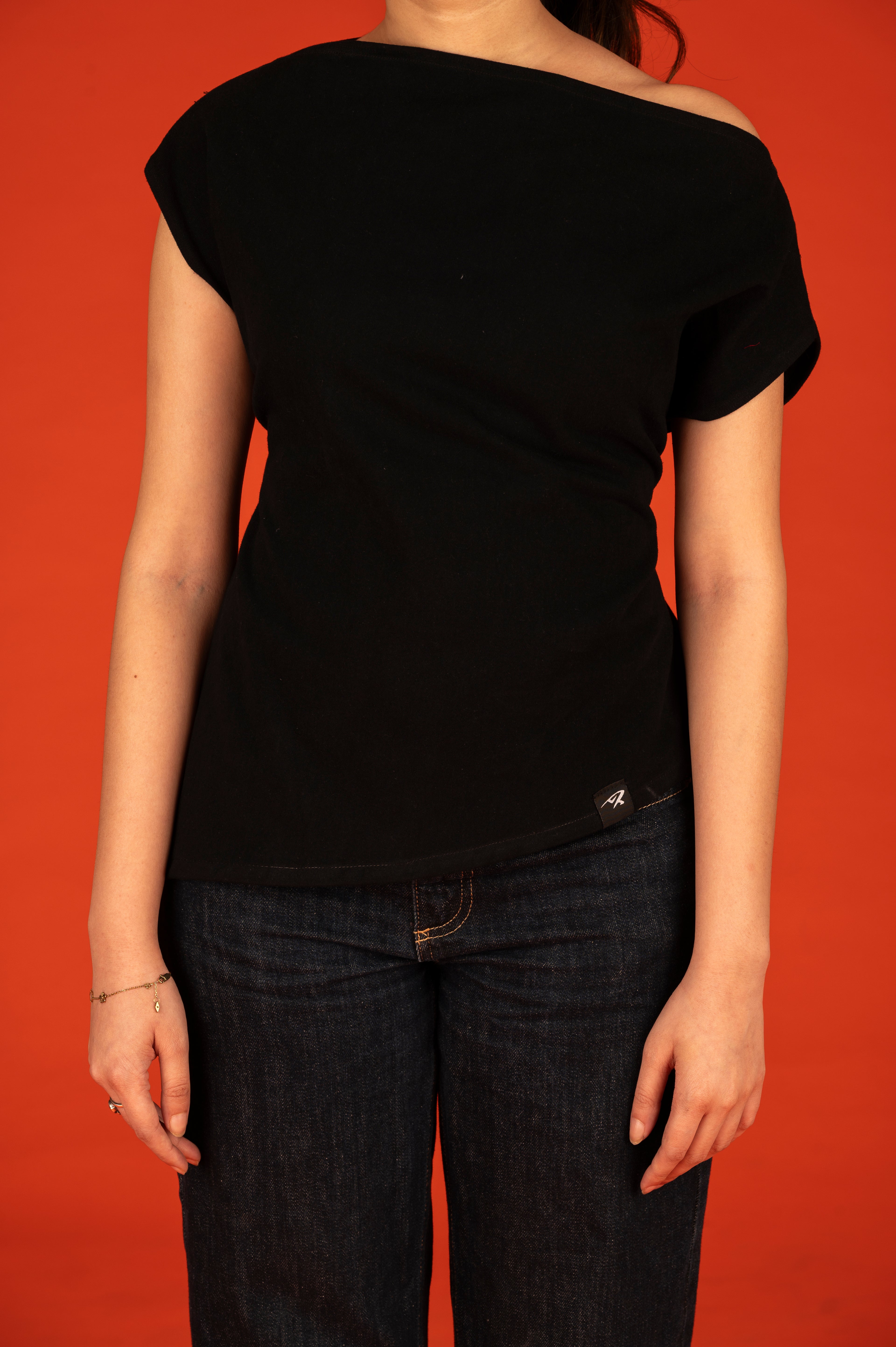 UNSHOULDER TOP IN BLACK